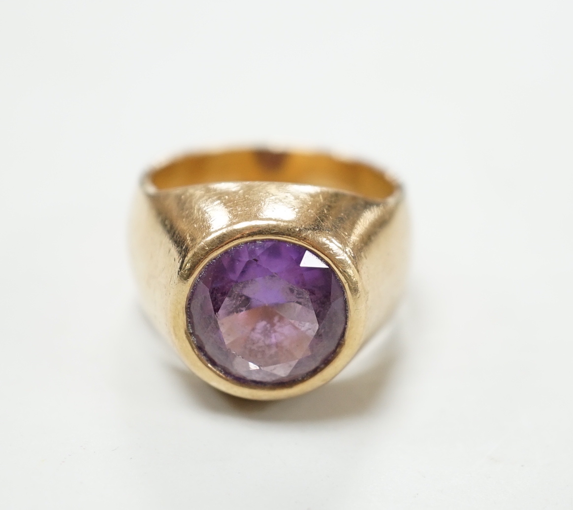 A 9ct gold and single stone synthetic colour change corundum set signet ring, size S, gross weight 18.9 grams.